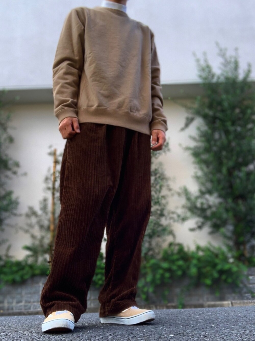 「ワントーンコーデ、ベージュコーデ、ブラウンコーデ、モックネック、nonnative、CAMBER、kiit、VANS」｜「VANSのVANS ヴァンズ OLD SKOOL DX オールドスクールDX V36SCL+ 18FA BEIGE（スニーカー、ベージュ系）」を使った、Yoheiさん（メンズ・175cm）の秋コーディネートの1枚目の写真