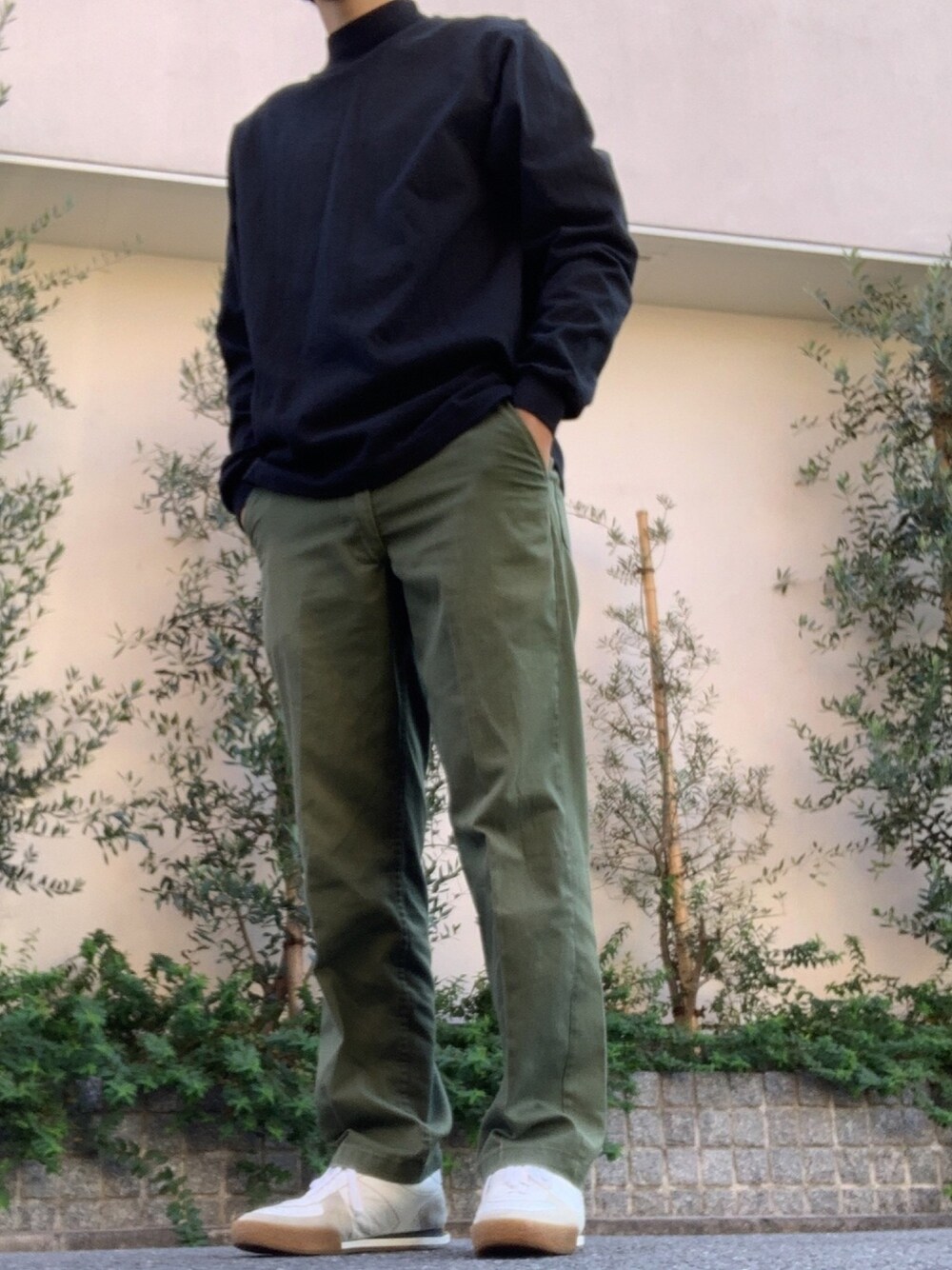 「シンプルコーデ、秋のコーデ、モックネック、休日スタイル、軍パン、ミリタリー、ラフ」｜「GIVENCHYの18AW ジャーマントレーナー （スニーカー、ホワイト系）」を使った、Yoheiさん（メンズ・175cm）の秋コーディネートの1枚目の写真