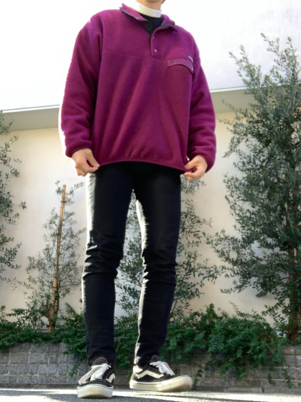ブラック系のスニーカー、ブラック系のデニムパンツ、ホワイト系のTシャツ/カットソーを着用したメンズの冬コーディネートの1枚目の写真