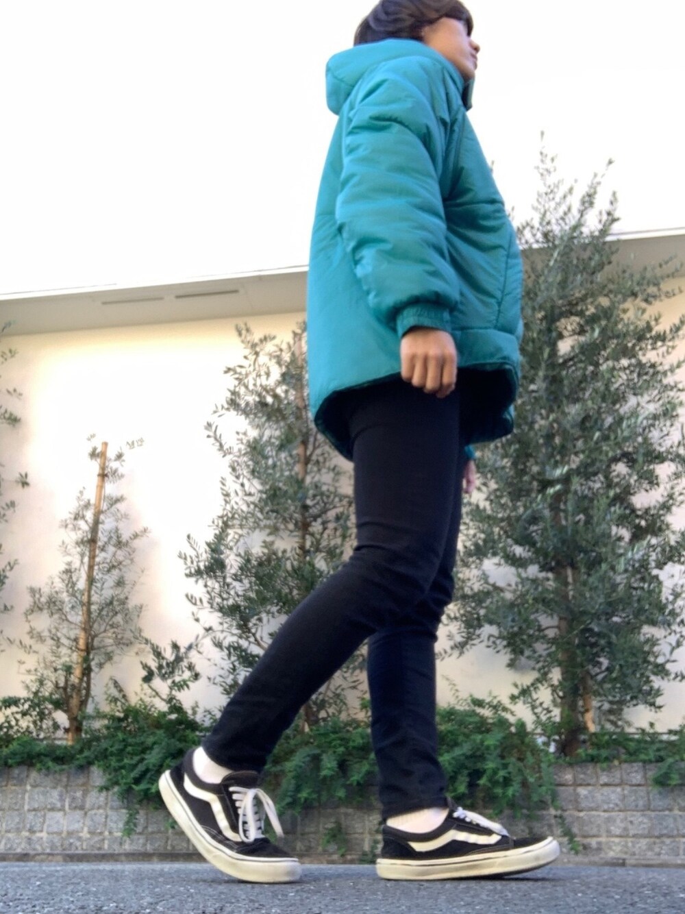 「オーバーサイズ、ダウンジャケット、水色、DAIRIKU、HARE、oldskool、VANS」｜「VANSのVANS ヴァンズ OLD SKOOL LITE オールドスクール ライト V36LITE 18SP BLACK（スニーカー、ブラック系）」を使った、Yoheiさん（メンズ・175cm）の冬コーディネートの1枚目の写真