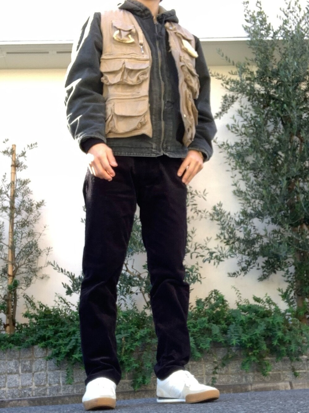 「冬、アクティブパーカー、ダックパーカー、コーデュロイパンツ、フィッシングベスト、ジャーマントレーナー、GIVENCHY、URBAN RESEARCH、carhartt」｜「GIVENCHYの18AW ジャーマントレーナー （スニーカー、ホワイト系）」を使った、Yoheiさん（メンズ・175cm）の冬コーディネートの1枚目の写真