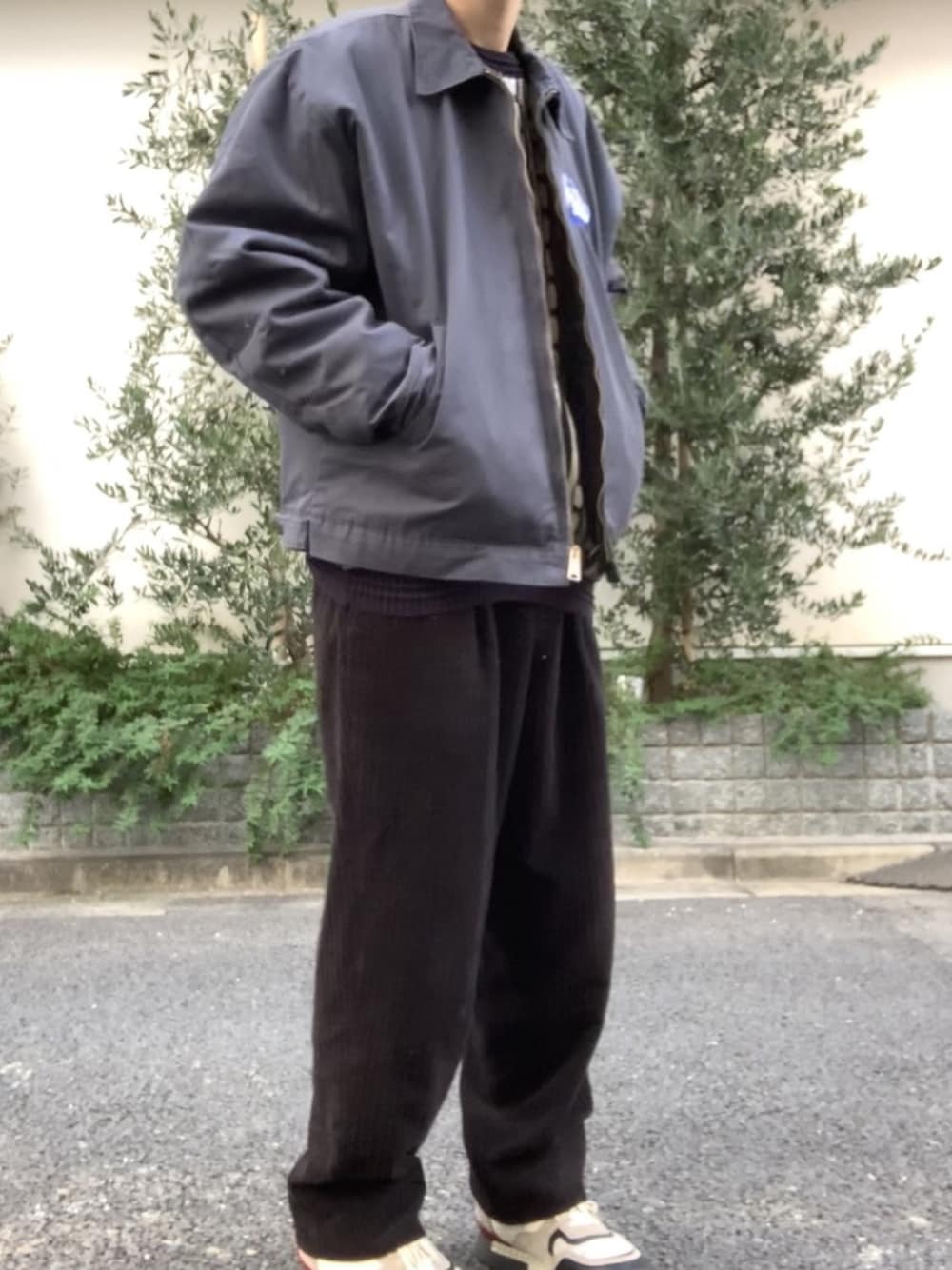 「古着コーデ、カジュアル、ドリズラージャケット、ラフ、carhartt、vintage、GIVENCHY」｜「GIVENCHYのアイテム（スニーカー、グレー系）」を使った、Yoheiさん（メンズ・175cm）の冬コーディネートの1枚目の写真