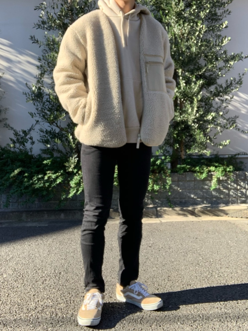「冬コーデ、ボアジャケット、ラフ、黒スキニー、UNIQLO」｜「VANSのVANS ヴァンズ OLD SKOOL DX オールドスクールDX V36SCL+ 18FA BEIGE（スニーカー、ベージュ系）」を使った、Yoheiさん（メンズ・175cm）の冬コーディネートの1枚目の写真