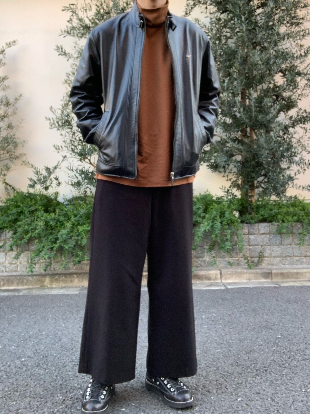 「春コーデ、recouture」｜「HAREのアイテム（スラックス、ブラック系）」を使った、Yoheiさん（メンズ・175cm）の春コーディネートの1枚目の写真