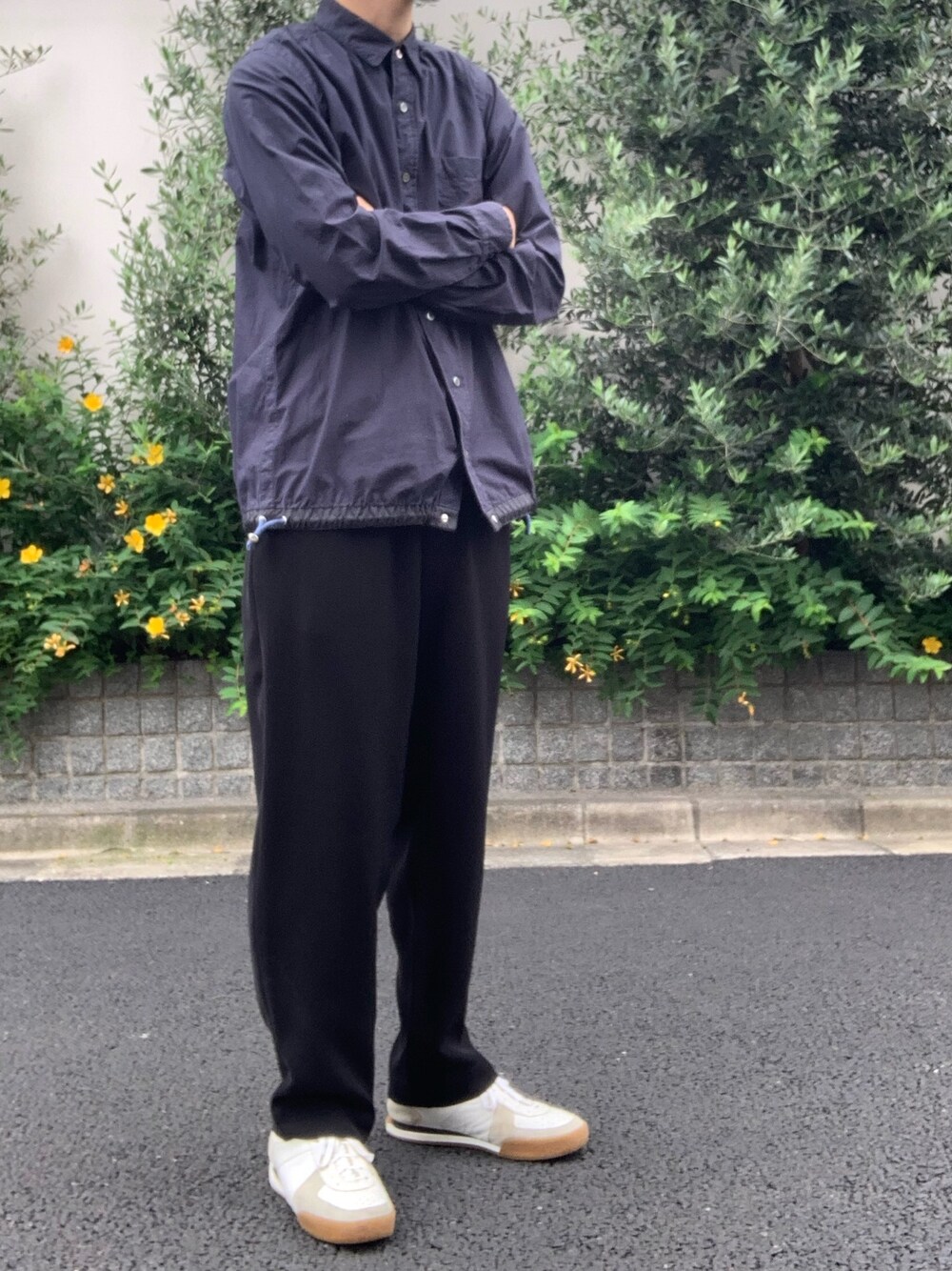 「ジャーマントレーナー」｜「N.HOOLYWOODの×GRAMICCI（スラックス、ブラック系）」を使った、Yoheiさん（メンズ・175cm）の夏コーディネートの1枚目の写真