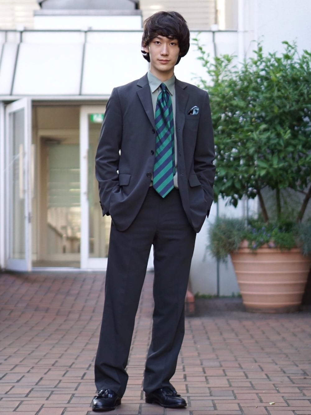 「スーツスタイル、ジャケット、ネクタイ、タッセルローファー、yohjiyamamoto、グレー×グリーン、グレースーツ」｜「International Gallery BEAMSのアイテム（シャツ/ブラウス、グリーン系）」を使った、Yoheiさん（メンズ・175cm）の秋コーディネートの1枚目の写真