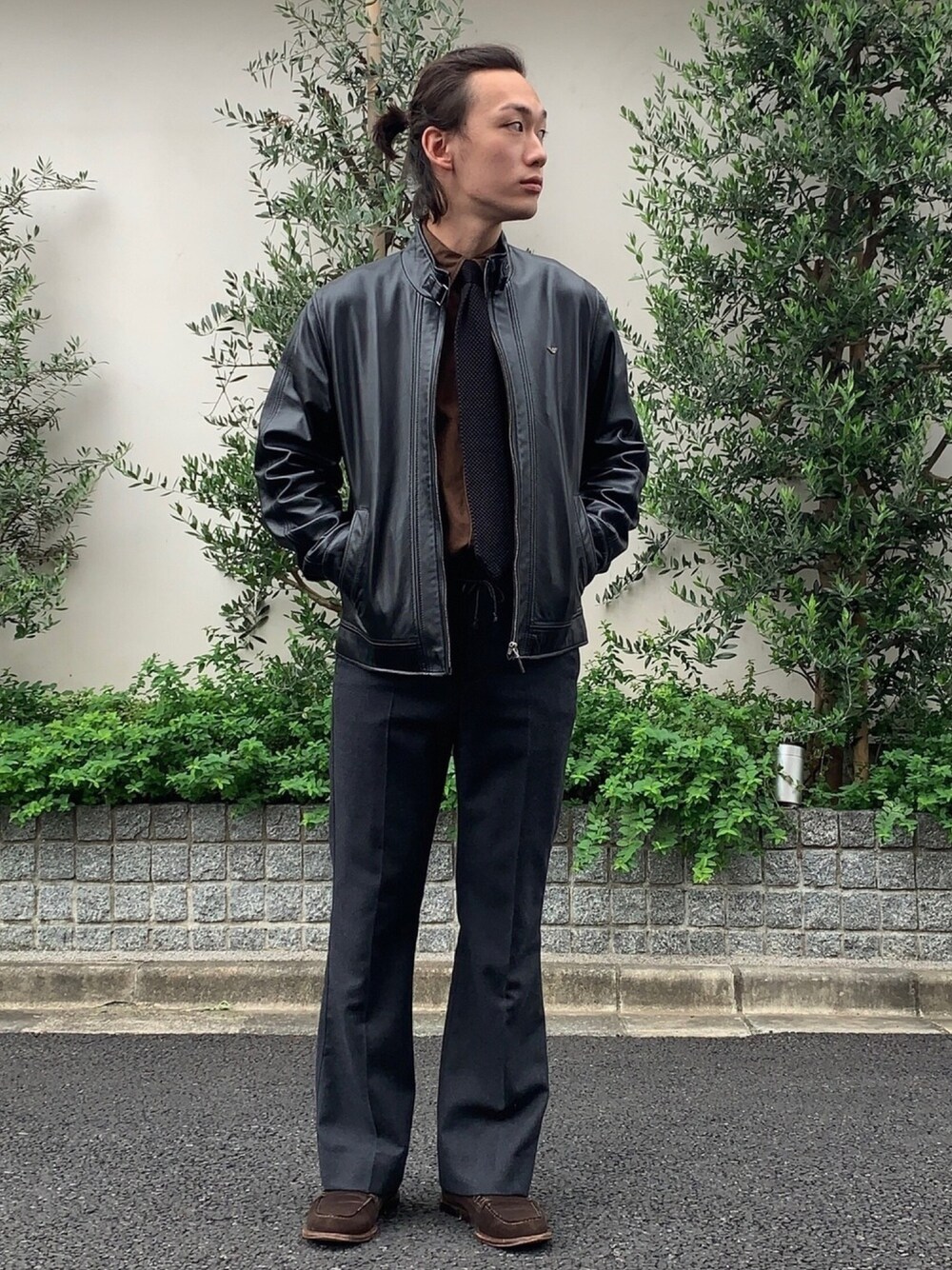 「秋のコーデ、シンプル、レザージャケット、ライダースジャケット、シャツスタイル、タイドアップ、ニットタイ、黒」｜「GIORGIO ARMANIのアイテム（ライダースジャケット、ブラック系）」を使った、Yoheiさん（メンズ・175cm）の秋コーディネートの1枚目の写真