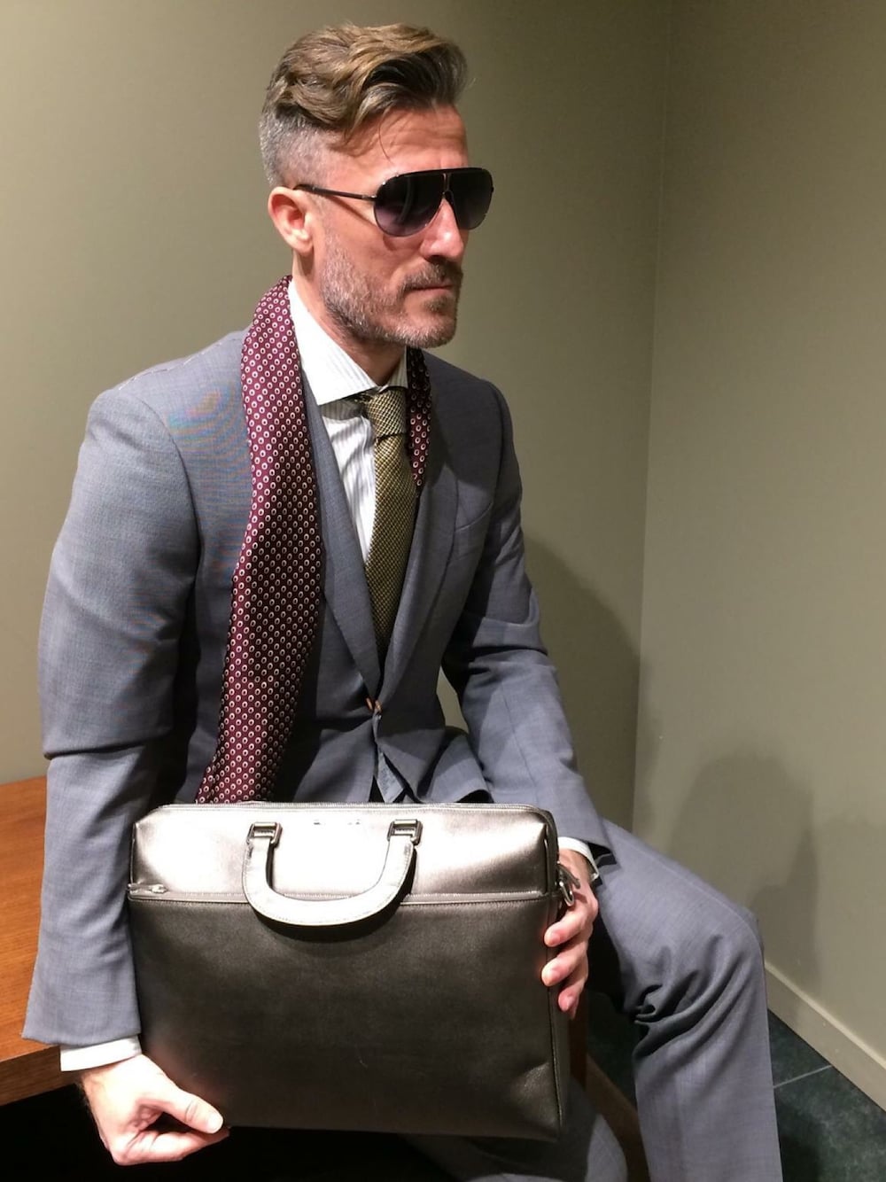 「Shades、Suit、chicago、scarf、tie、BAG」｜「ZEGNAのアイテム（ビジネスバッグ、グリーン系）」を使った、Briさん（メンズ・180cm）の夏コーディネートの1枚目の写真
