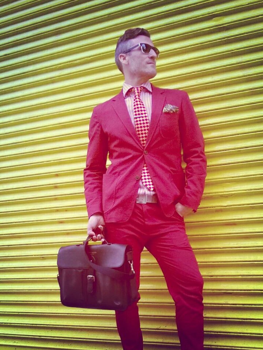 「red、Suit、seersucker、dandy、NYC」｜「Ted Bakerのアイテム（ビジネスバッグ、パープル系）」を使った、Briさん（メンズ・180cm）の夏コーディネートの1枚目の写真
