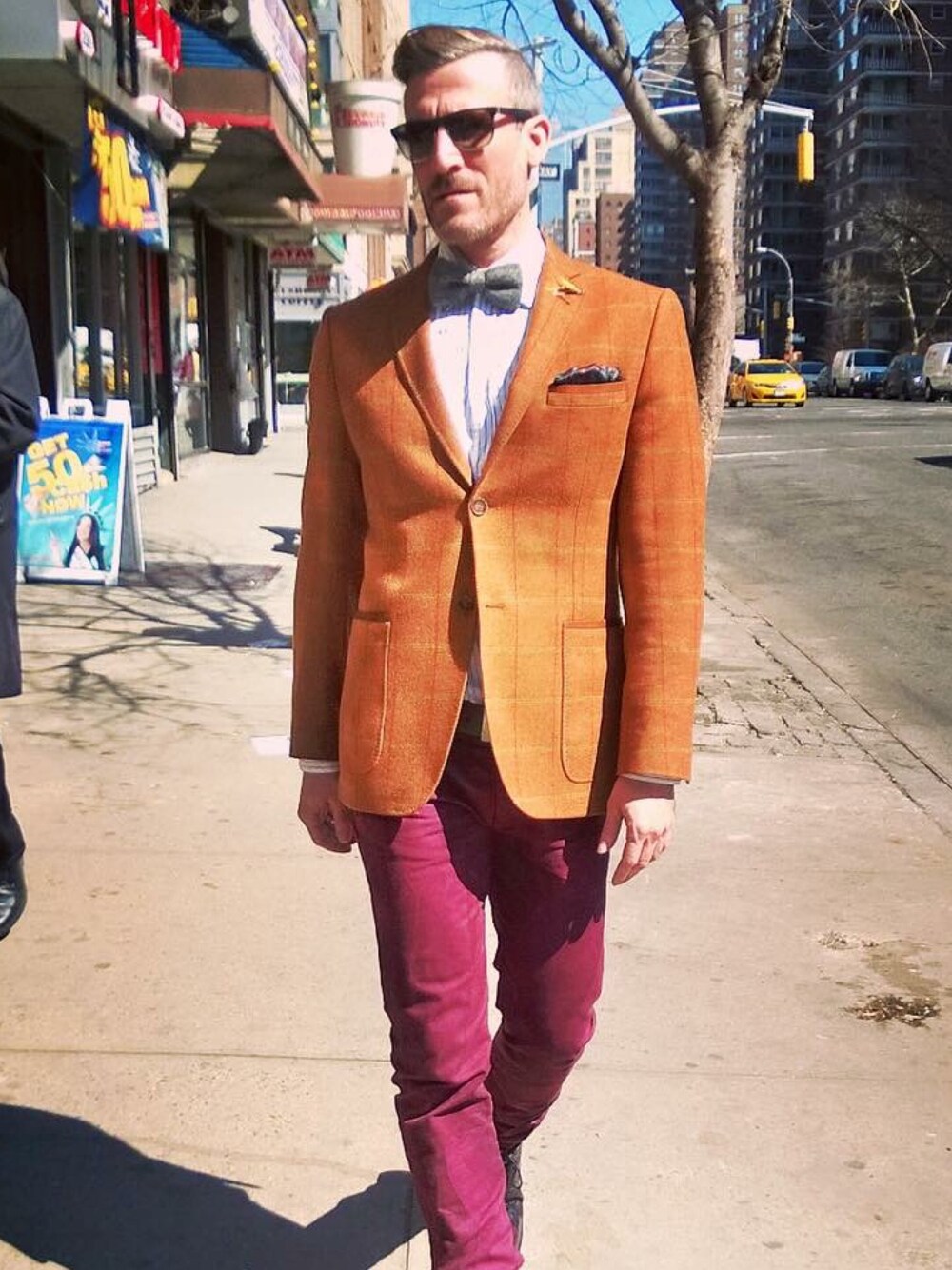 「NYC、red、Sunglasses、SOHO」｜「Ted Bakerのアイテム（スーツジャケット、オレンジ系）」を使った、Briさん（メンズ・180cm）の夏コーディネートの1枚目の写真
