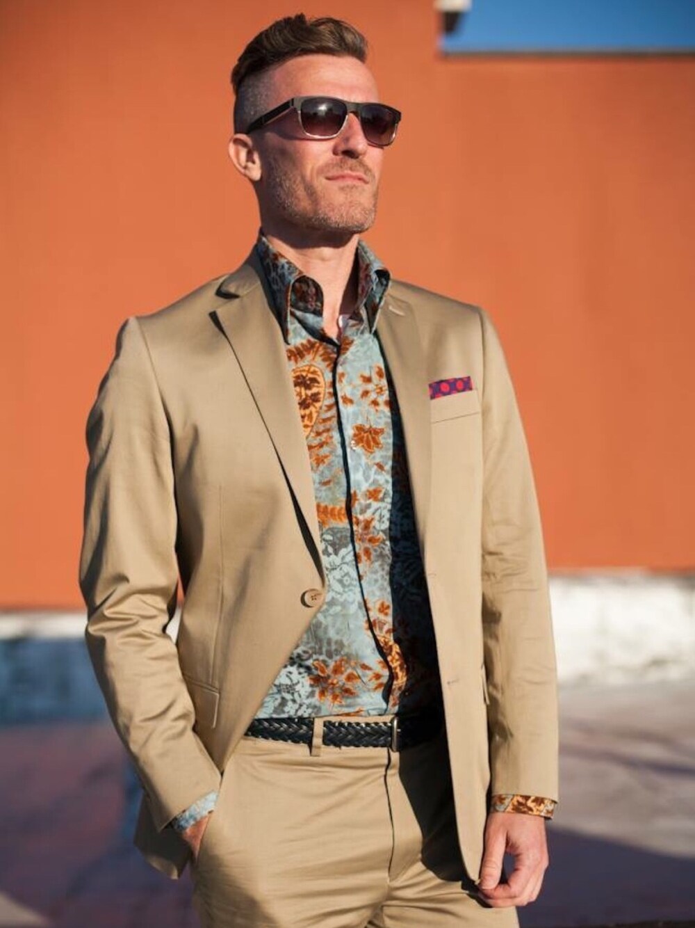「cotton suit、khaki、model、modelling、Shades、Sunglasses、paisley、dapper」｜「ETROのアイテム（シャツ/ブラウス、ブルー系）」を使った、Briさん（メンズ・180cm）の秋コーディネートの1枚目の写真