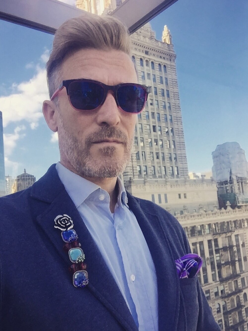 「Chicago downtown、lapelpin、PINS、Shades、blue、rooftop fashion、pocket square、summer、dapper」｜「The Dashing Manのアイテム（ブローチ/コサージュ、その他）」を使った、Briさん（メンズ・180cm）の秋コーディネートの1枚目の写真