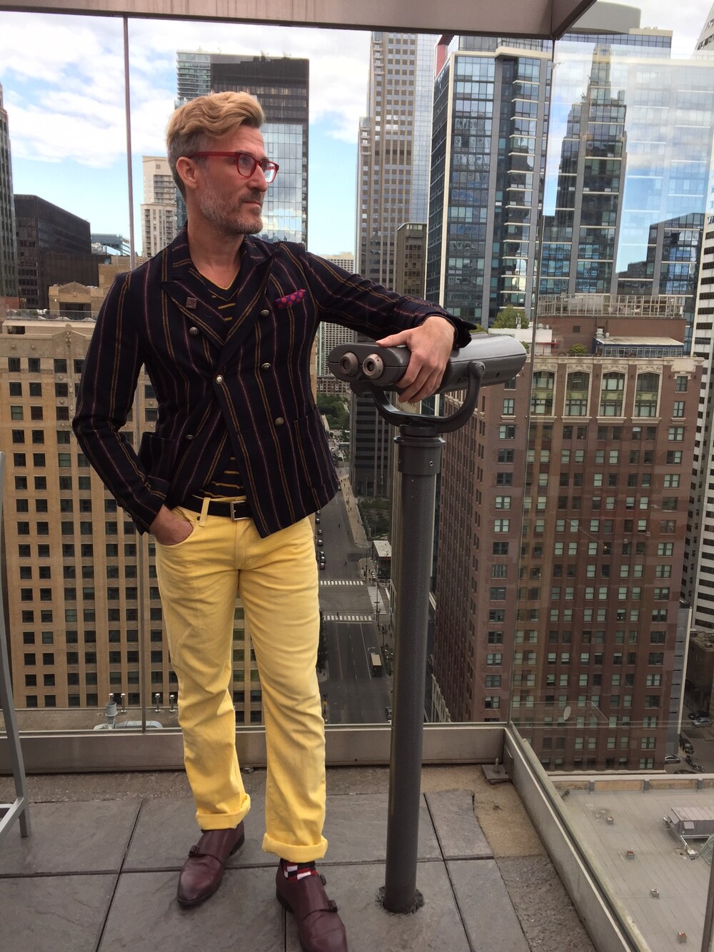 「chicago、stripes、blazer、yellow、denim、Monk Strap Shoes、summer、fall、dapper、pattern」｜「Bobのアイテム（スーツジャケット、ブルー系）」を使った、Briさん（メンズ・180cm）の秋コーディネートの1枚目の写真
