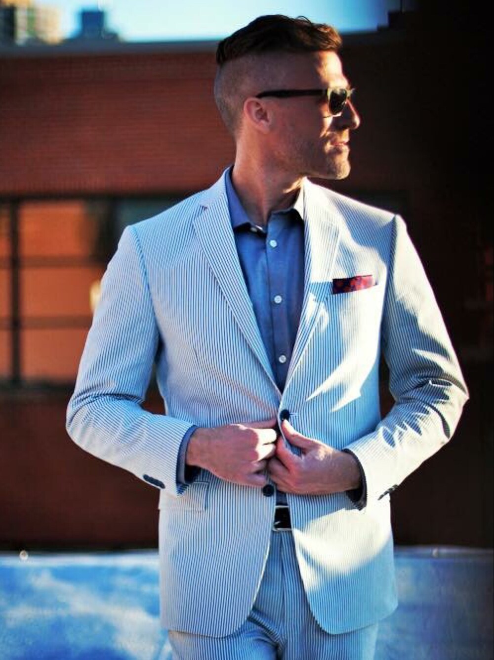 「seersucker、NYC、summer、rooftop、Shades、dapper、menswear、men、pattern、VIP」｜「MICHAEL KORSのアイテム（スーツジャケット、ブルー系）」を使った、Briさん（メンズ・180cm）の秋コーディネートの1枚目の写真