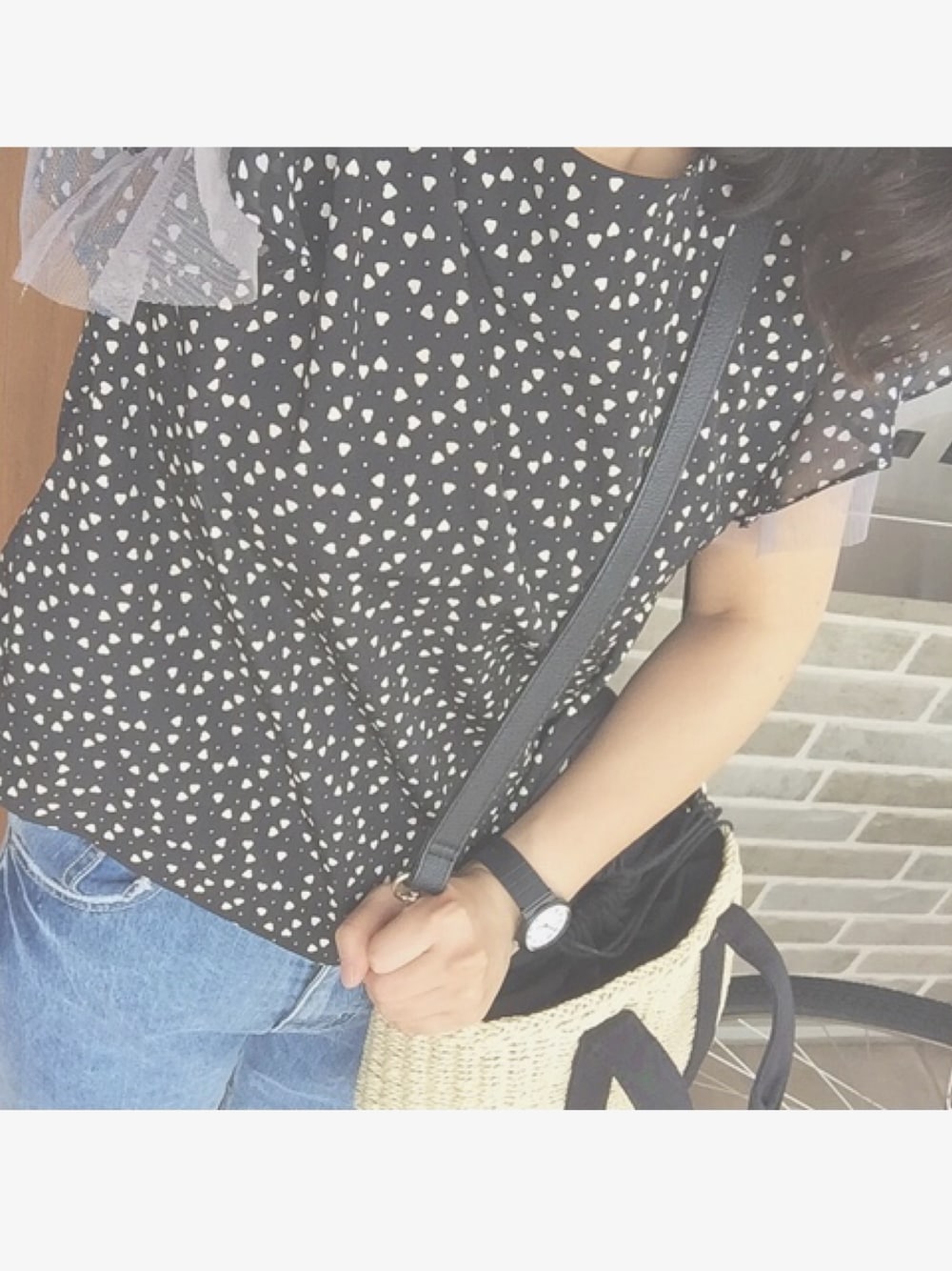 「かごバッグ、ブラウス、デニム、flower、夏、カジュアル」｜「flowerのdrop heart blouse～ﾄﾞﾛｯﾌﾟﾊｰﾄﾌﾞﾗｳｽ（シャツ/ブラウス、ブラック系）」を使った、mauさん（レディース・157cm）の夏コーディネートの1枚目の写真