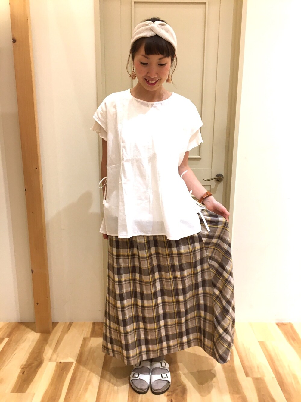 ホワイト系のシャツ/ブラウス、ホワイト系のTシャツ/カットソー、イエロー系のスカートを着用したレディースの夏コーディネートの1枚目の写真