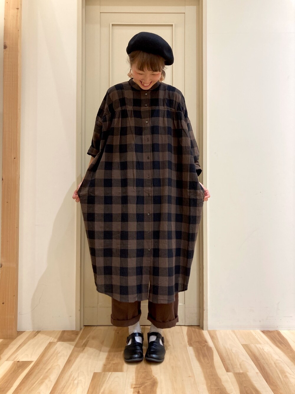 ブラック系のワンピース、グレー系のその他パンツ、その他のその他を着用したレディースの秋コーディネートの1枚目の写真