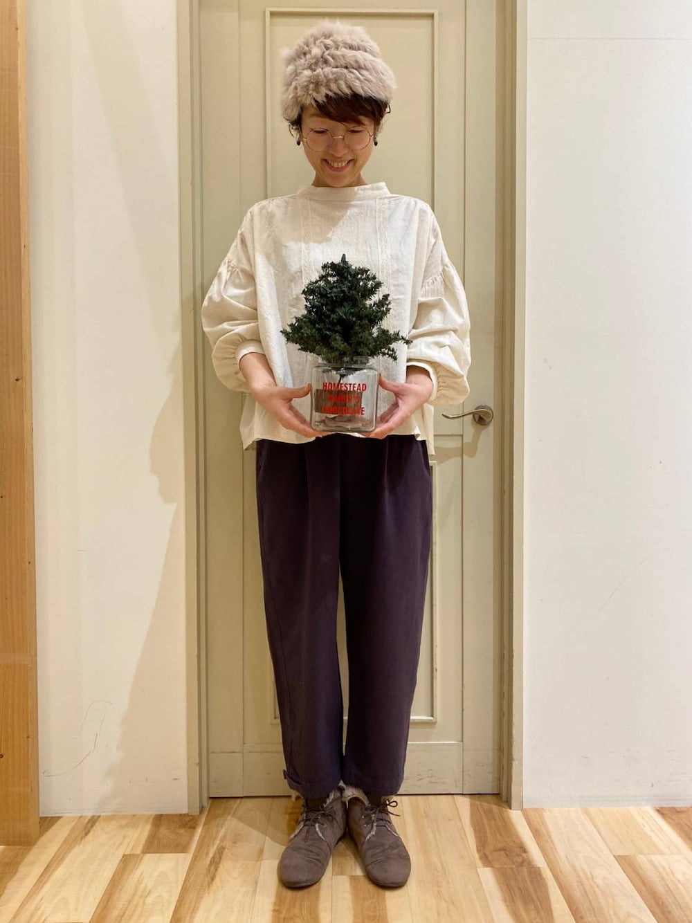 ホワイト系のシャツ/ブラウス、グレー系のその他パンツ、その他のその他を着用したレディースの冬コーディネートの1枚目の写真