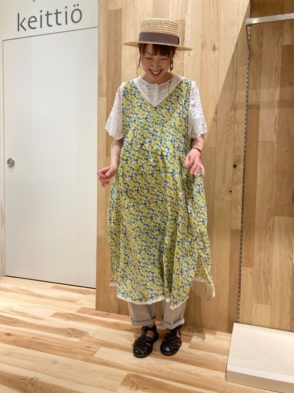 ホワイト系のシャツ/ブラウス、ホワイト系のワンピース、グレー系のその他パンツを着用したレディースの夏コーディネートの1枚目の写真