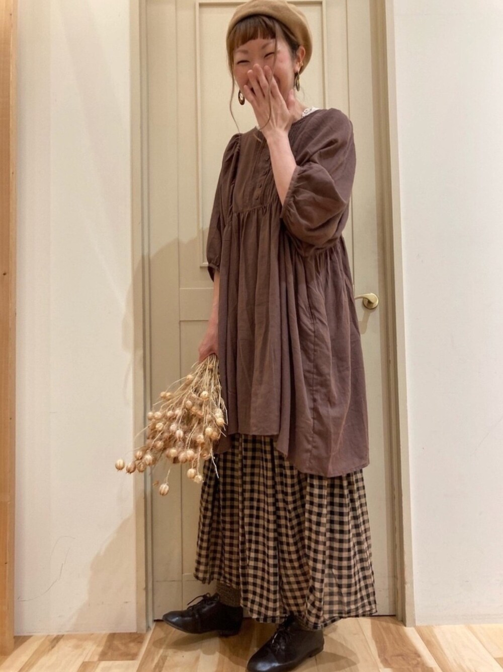 ベージュ系のTシャツ/カットソー、ブラウン系のドレスシューズ、ブラウン系のシャツ/ブラウスを着用したレディースの夏コーディネートの1枚目の写真