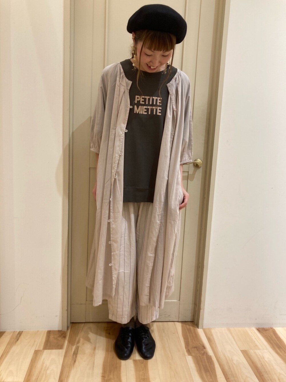 グレー系のTシャツ/カットソー、グレー系のワンピース、ホワイト系のその他パンツを着用したレディースの夏コーディネートの1枚目の写真