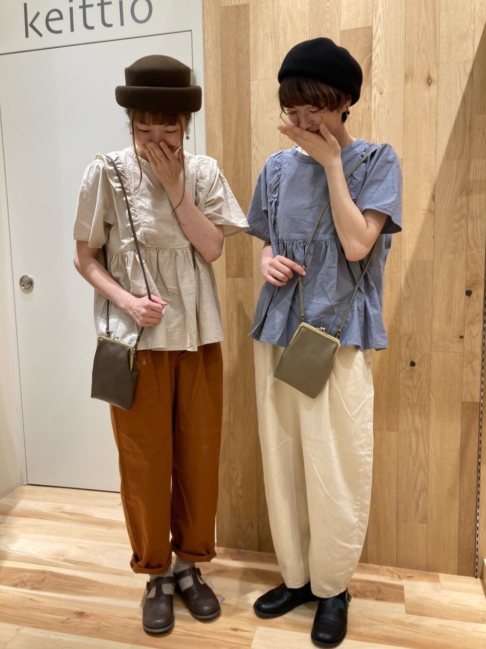 ホワイト系のシャツ/ブラウス、ブラウン系のショルダーバッグ、ブラウン系のその他パンツを着用したレディースの秋コーディネートの1枚目の写真