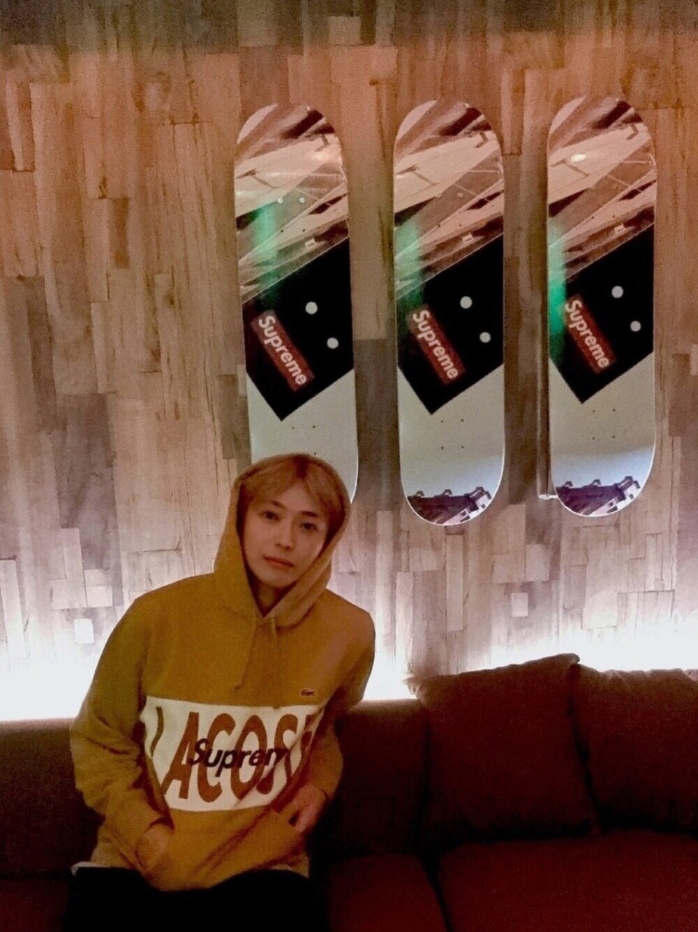 ゴールド系のパーカー、ブラック系のパンツ、ブルー系の雑貨/ホビーを着用したメンズの秋コーディネートの1枚目の写真