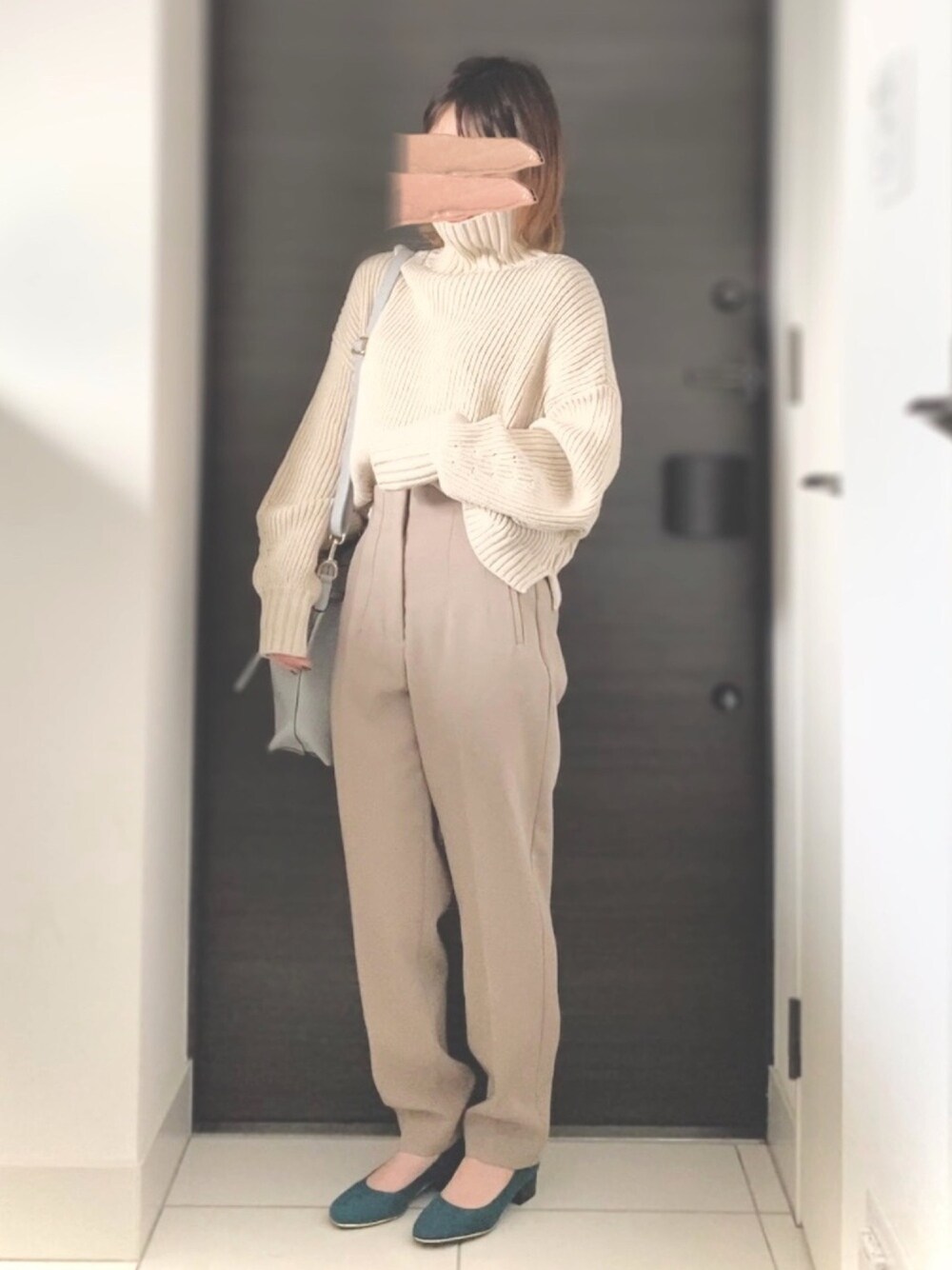 ベージュ系のニット/セーター、ベージュ系のスラックス、グリーン系のパンプスを着用したレディースの冬コーディネートの1枚目の写真