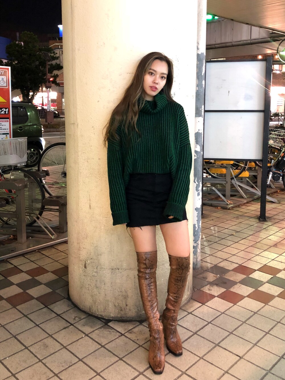 「EVRIS 、EVRISコーデ、りおなふく、海外スナップ、ニーハイブーツ、パイソンブーツ」｜「EVRISのアイテム（シューズ、ブラウン系）」を使った、Rionaさん（レディース・159cm）の冬コーディネートの1枚目の写真
