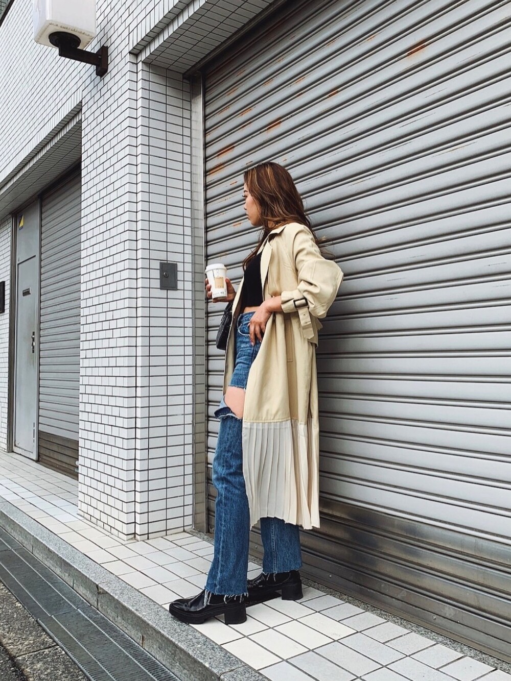 「EVRIS 、春コーデ、トレンチコート、プリーツ、デニムパンツ、オトナカジュアル、シンプル、パンツスタイル、ベージュ」｜「EVRISのバックレースアップトレンチコート（トレンチコート、ベージュ系）」を使った、Rionaさん（レディース・159cm）の春コーディネートの1枚目の写真