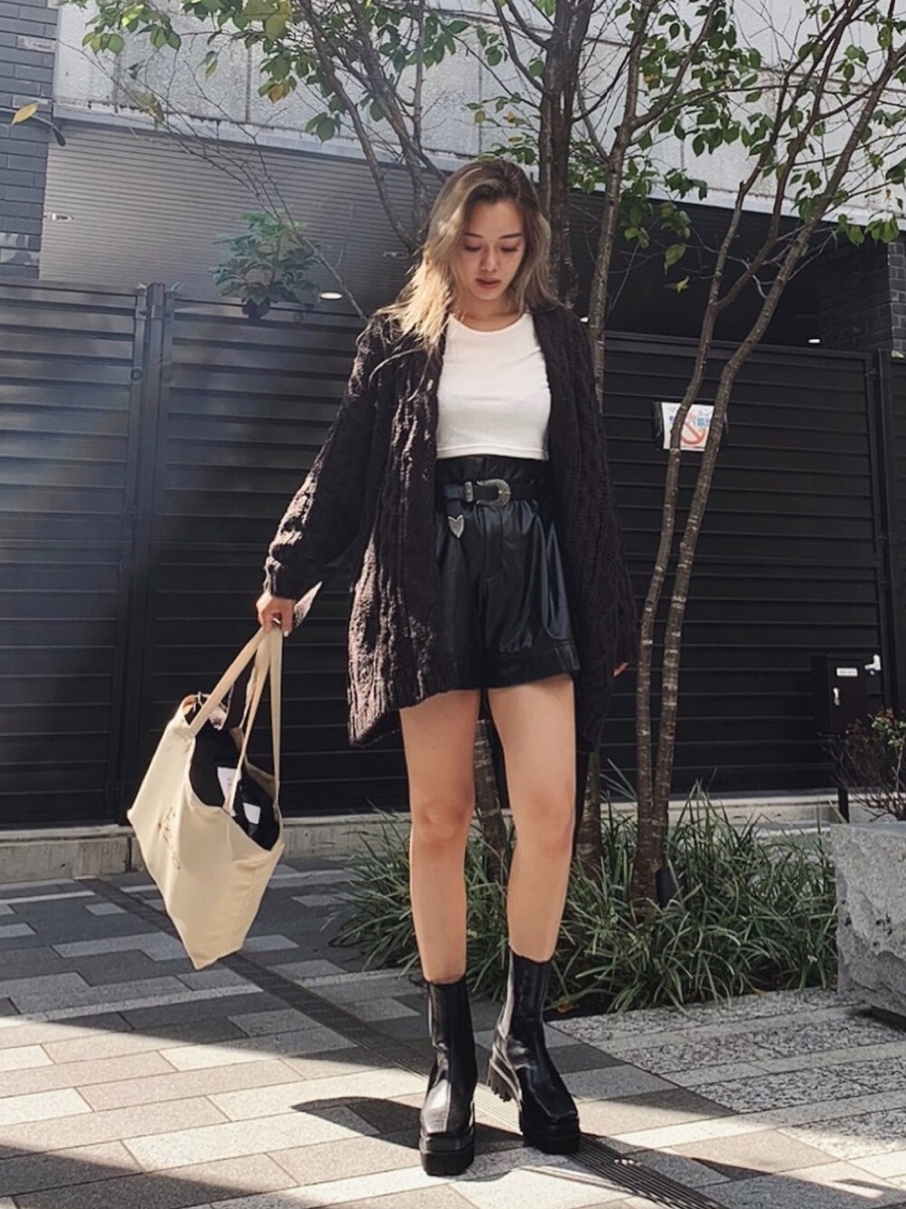 「大人カジュアル、休日スタイル、秋コーデ、ラブアンドピース2020、ラクチンコーデ、プチプラ、大人女子、ニット、EVRIS 、シンプルコーデ」｜「EVRISのWIDE OPEN シンプルリブTEE（Tシャツ/カットソー、ホワイト系）」を使った、Rionaさん（レディース・159cm）の秋コーディネートの1枚目の写真