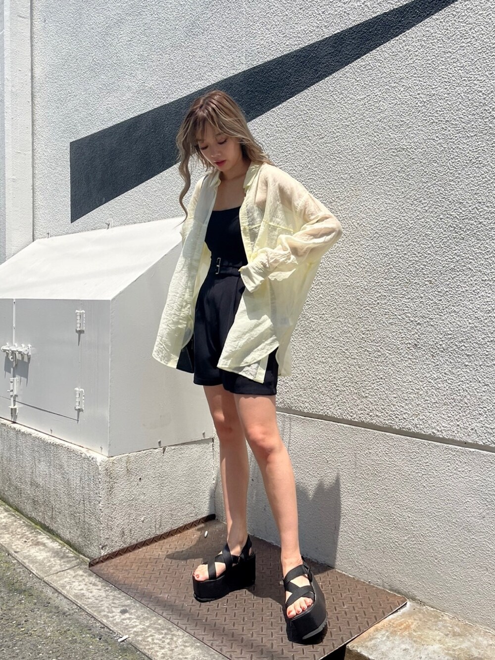 「夏コーデ、シアーシャツ、イエロー、ハーフパンツ、韓国ファッション、EVRIS、透け感、カジュアルコーデ、プチプラ、ZOZOでしか買えない」｜「EVRISの【ZOZO限定】シアーオーバーシャツ（シャツ/ブラウス、イエロー系）」を使った、Rionaさん（レディース・159cm）の夏コーディネートの1枚目の写真