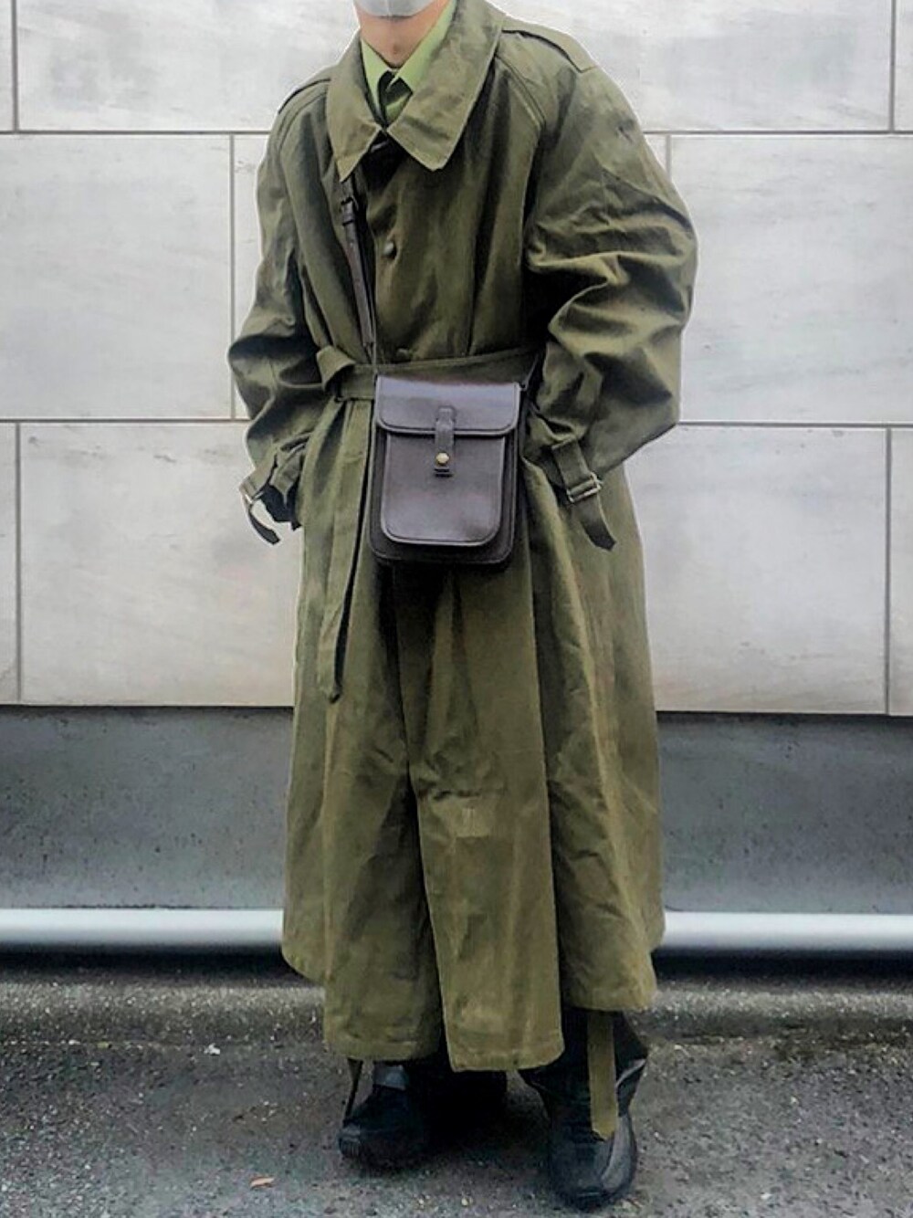 「シンプル、大人カジュアル、春、休日コーデ、スニーカー、おしゃれさんと繋がりたい、レイヤードスタイル、低身長コーデ、ootd、古着」｜「RAGEBLUEのヴィンテージライクショルダーバッグ/919826（ショルダーバッグ、ブラウン系）」を使った、はるともさん（メンズ・162cm）の春コーディネートの1枚目の写真