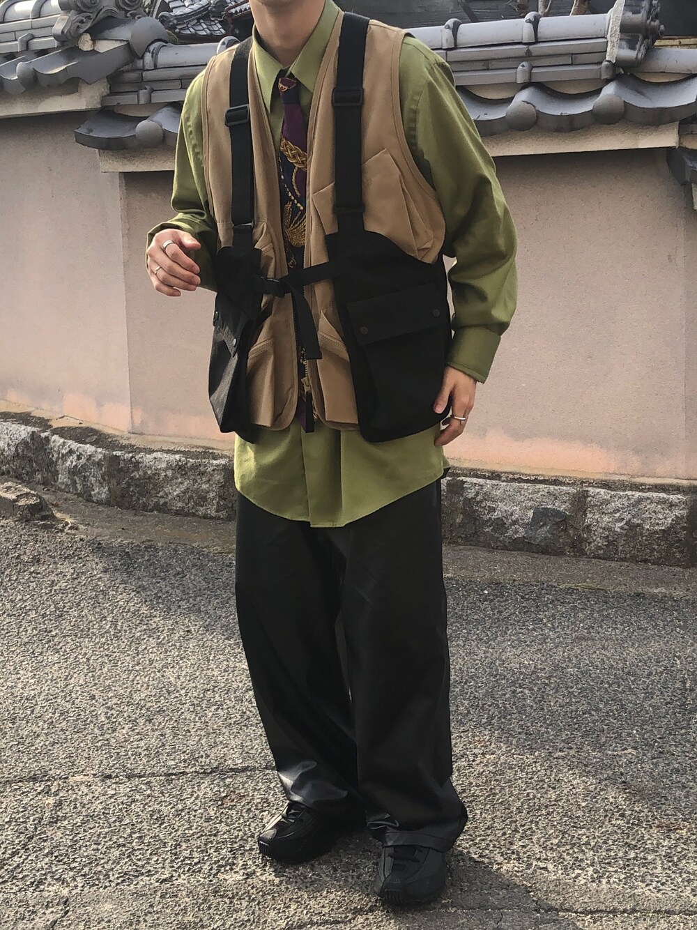 「シンプルコーデ、お洒落さんとつながりたい、カジュアル、はるコーデ、ビッグシルエット、黒パンツ、フォローミー、ストリート、ブラック、NIKE」｜「Adoon plainの【Adoon plain】エコレザーワイドフレアパンツ（その他パンツ、ブラック系）」を使った、はるともさん（メンズ・162cm）の春コーディネートの1枚目の写真