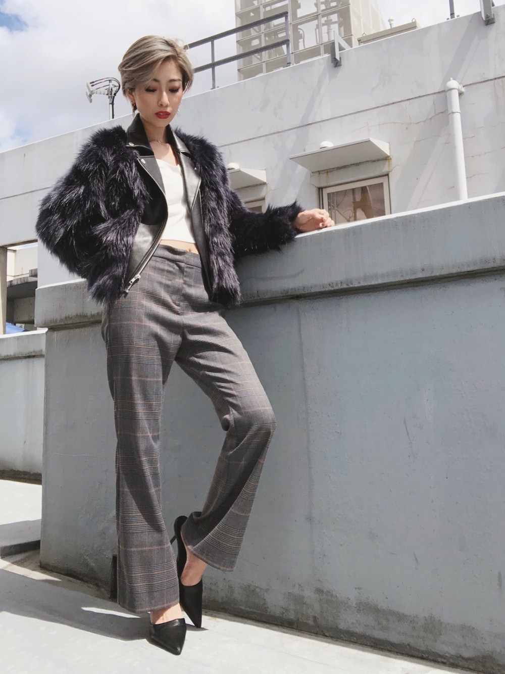 ブルー系のライダースジャケットを着用したレディースの秋コーディネートの1枚目の写真