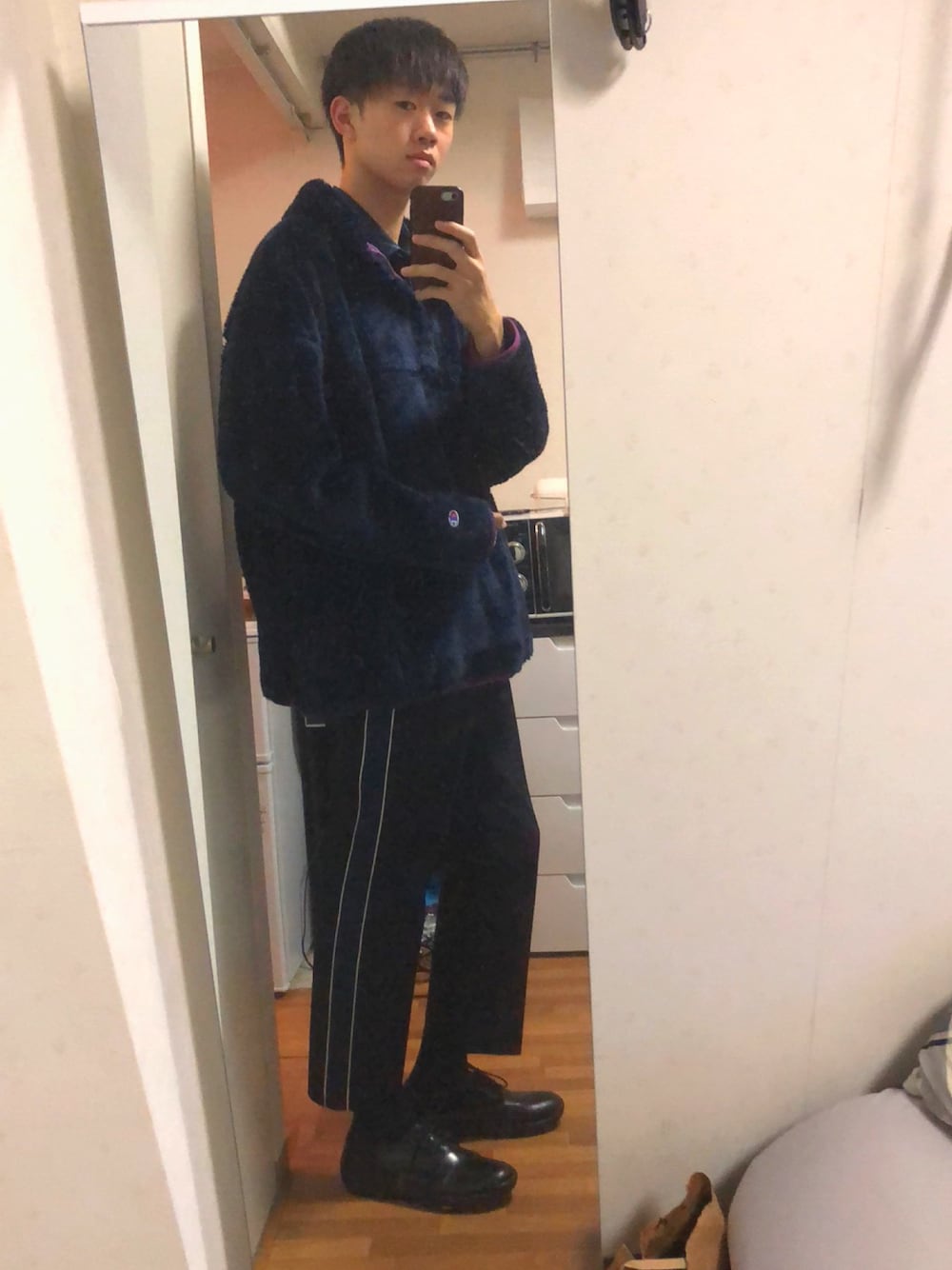 ブルー系のスウェット、ブルー系のシャツ/ブラウス、ブラック系のその他パンツを着用したメンズの秋コーディネートの1枚目の写真