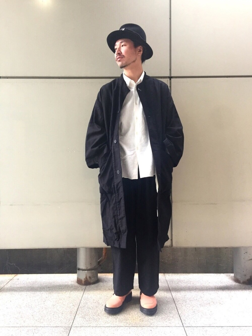 ブラック系のジャケット/アウター、ブラック系のパンツ、ピンク系のドレスシューズを着用したメンズの秋コーディネートの1枚目の写真