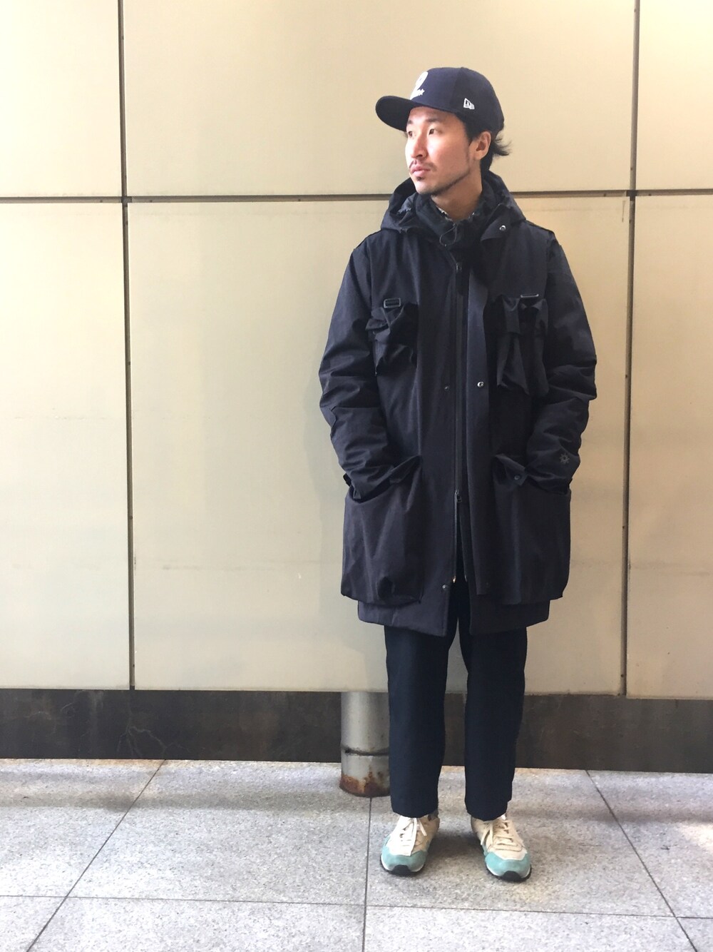「スニーカー、ビッグシルエット、マウンテンパーカー、ブラック、キャップ、johnbull、冬コーデ、ジョンブル、Johnbull Private labo、ジョンブル　プライベート　ラボ(Johnbull Private labo)」｜「2 class.icsのキャップ（キャップ、ブルー系）」を使った、dasさん（メンズ・176cm）の秋コーディネートの1枚目の写真