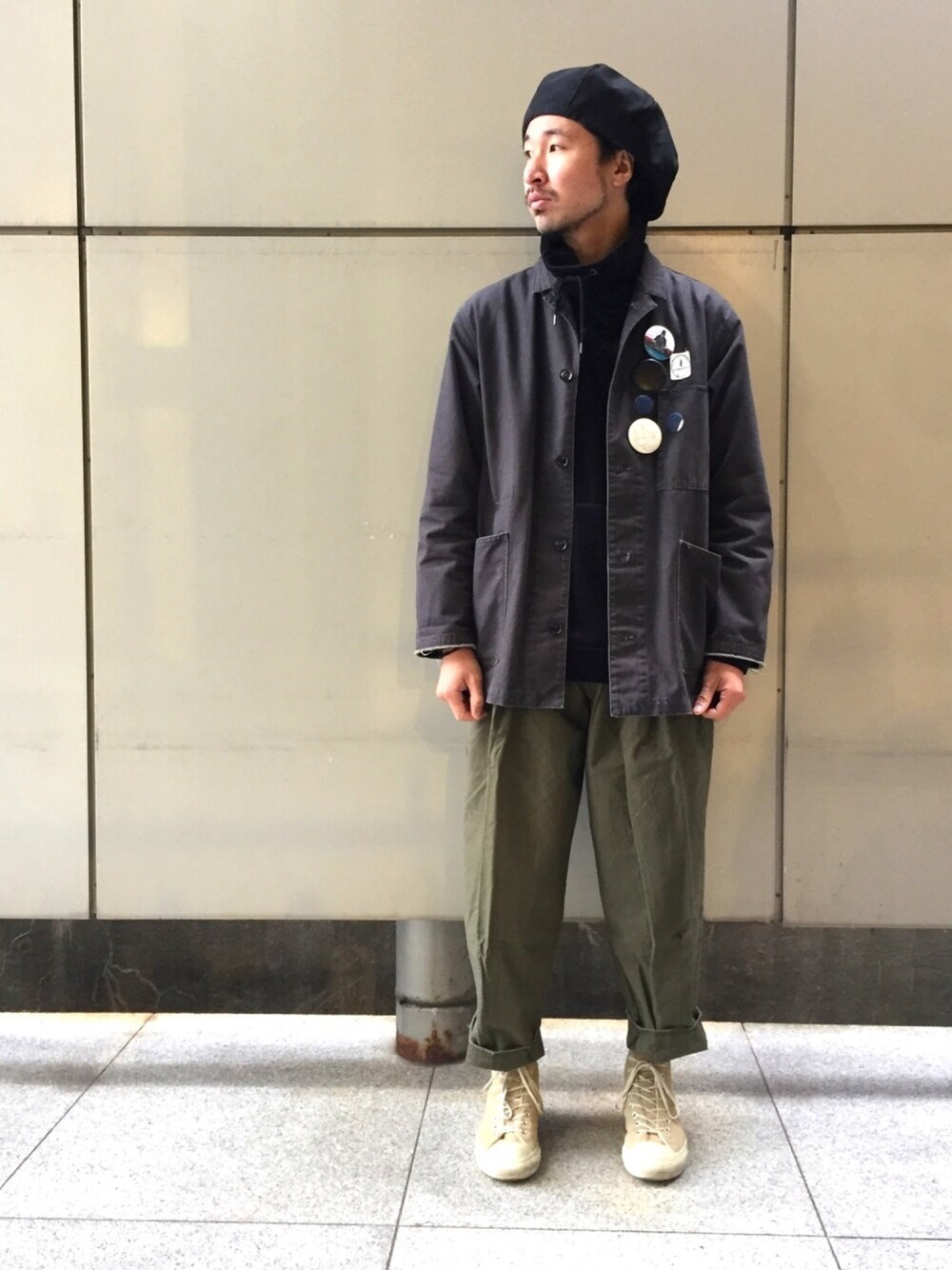 「スニーカー、ブラック、ベレー帽、johnbull、カバーオール、冬コーデ、ワイドパンツ、ジョンブル、Johnbull Private labo、ジョンブル　プライベート　ラボ(Johnbull Private labo)」｜「NEW YORK HATのアイテム（ハンチング/ベレー帽、ブラック系）」を使った、dasさん（メンズ・176cm）の秋コーディネートの1枚目の写真