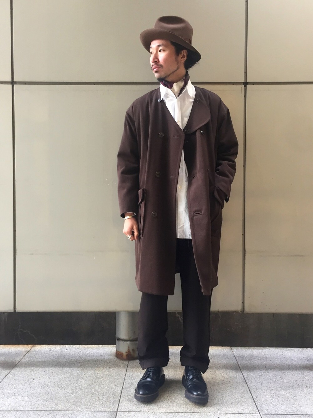 ホワイト系のシャツ/ブラウス、ブラック系のジャケット/アウター、ブラック系のその他パンツを着用したメンズの秋コーディネートの1枚目の写真