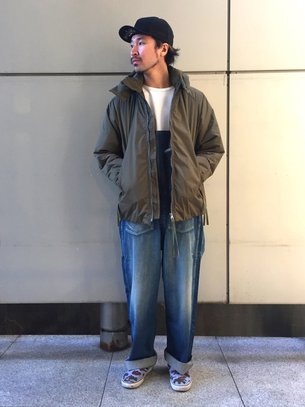 「ダウンジャケット、ミリタリー、キャップ、サロペット、johnbull、冬コーデ、ジョンブル、Johnbull Private labo、ジョンブル　プライベート　ラボ(Johnbull Private labo)、ハッピージャケット」｜「Johnbullのミノテックハッピージャケット（その他アウター、グリーン系）」を使った、dasさん（メンズ・176cm）の秋コーディネートの1枚目の写真