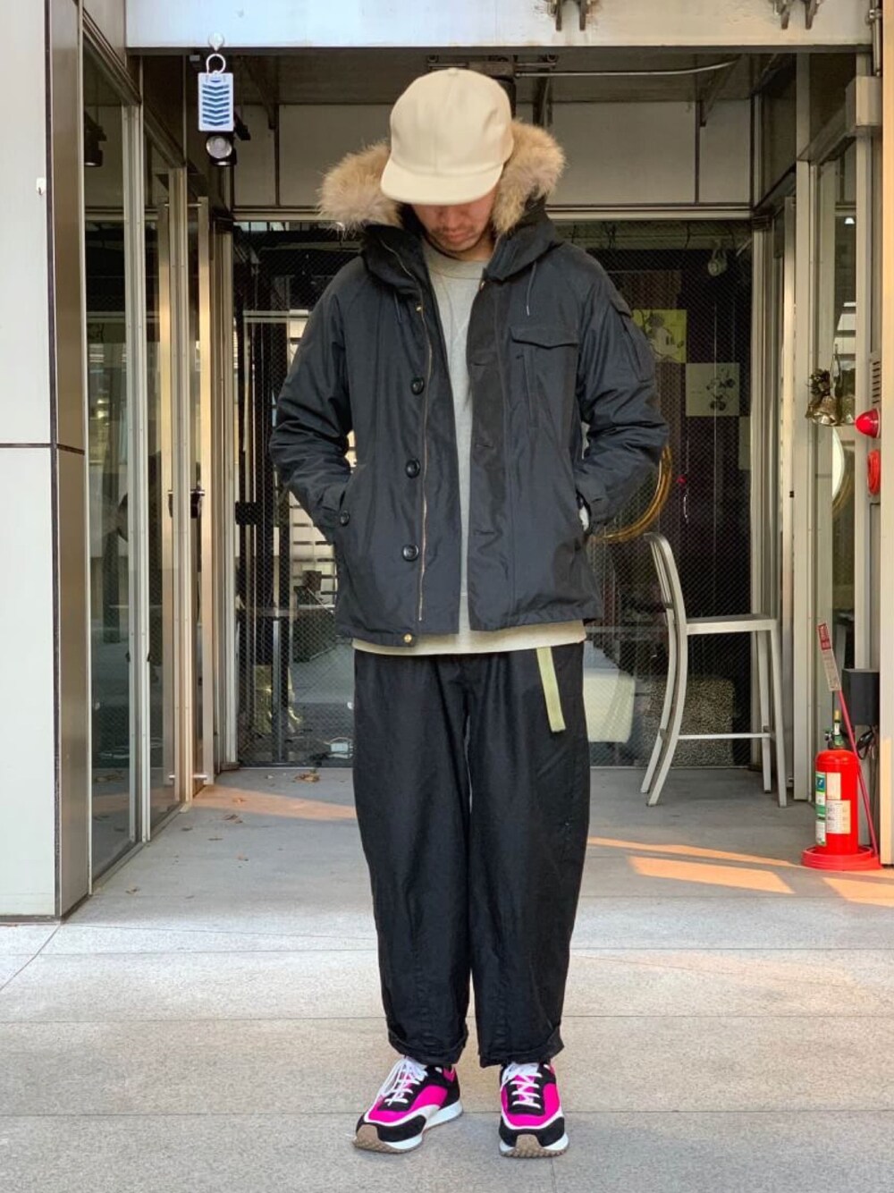「スニーカー、マウンテンパーカー、ブラック、キャップ、johnbull、冬コーデ、ワイドパンツ、ジョンブル、Johnbull Private labo、ジョンブル　プライベート　ラボ(Johnbull Private labo)」｜「Johnbull Private laboのユーティリティージャケット（マウンテンパーカー、ブラック系）」を使った、dasさん（メンズ・176cm）の冬コーディネートの1枚目の写真