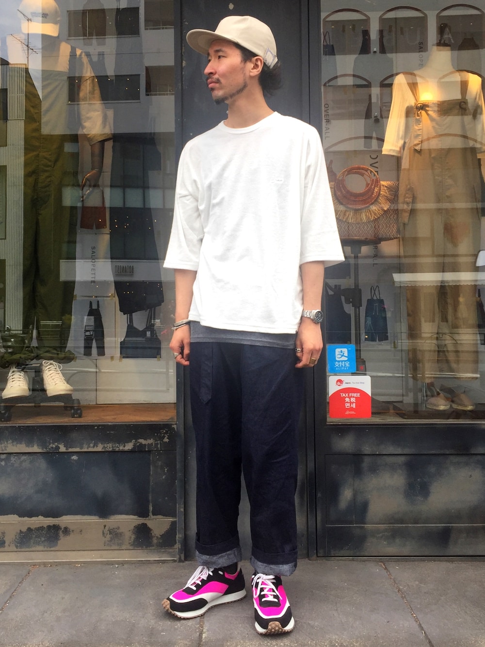 ホワイト系のTシャツ/カットソー、グレー系のタンクトップ、ブルー系のデニムパンツを着用したメンズの春コーディネートの1枚目の写真