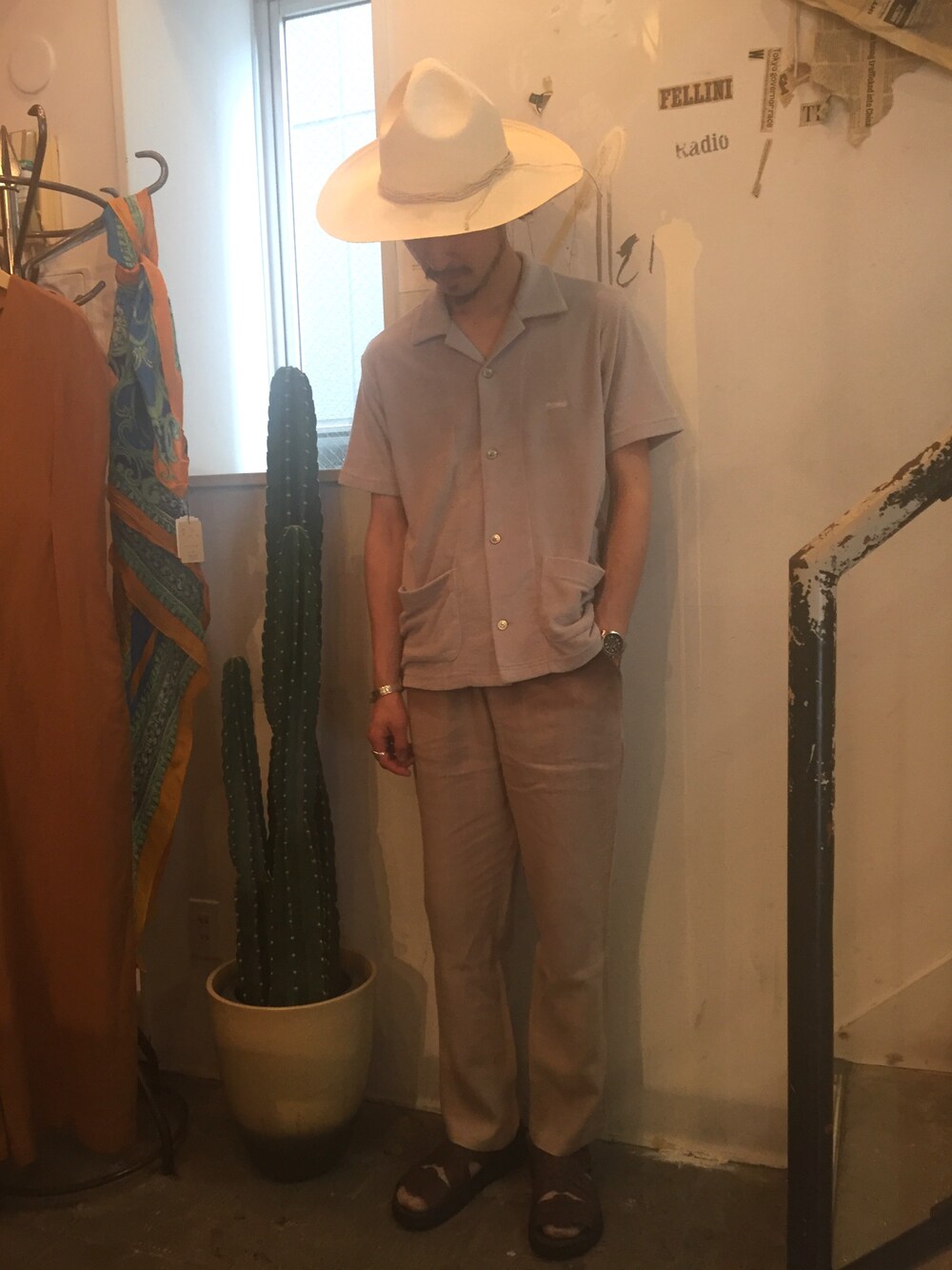 グレー系のシャツ/ブラウス、ベージュ系のその他パンツ、ブラウン系のサンダルを着用したメンズの夏コーディネートの1枚目の写真