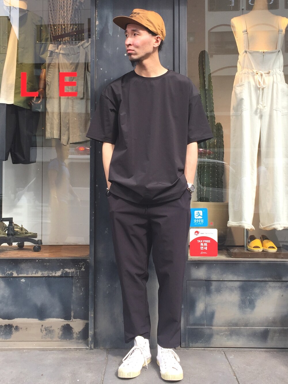 ブラック系のその他パンツ、ブラック系のTシャツ/カットソー、ホワイト系のスニーカーを着用したメンズの夏コーディネートの1枚目の写真