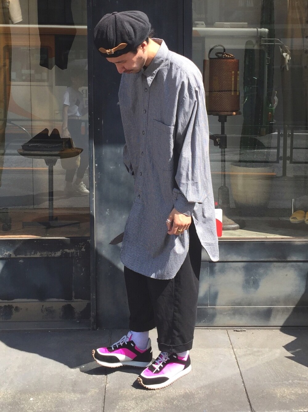 「スニーカー、ベレー帽、johnbull、ロングシャツ、オーバーサイズ、ワイドパンツ、シャツスタイル、ジョンブル、Johnbull Private labo、ジョンブル　プライベート　ラボ(Johnbull Private labo)」｜「Johnbull Private laboのビッグタックトラウザー（チノパンツ、ブラック系）」を使った、dasさん（メンズ・176cm）の夏コーディネートの1枚目の写真