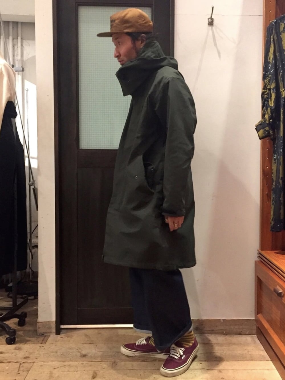 「スニーカー、デニム、モッズコート、キャップ、秋のコーデ、johnbull、ワイドパンツ、ジョンブル、Johnbull Private labo、ジョンブル　プライベート　ラボ(Johnbull Private labo)」｜「Johnbullのユーティリティーコート（その他アウター、グリーン系）」を使った、dasさん（メンズ・176cm）の夏コーディネートの1枚目の写真
