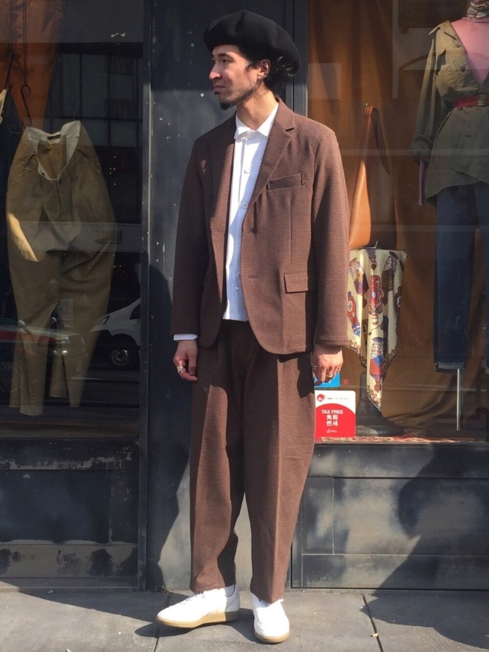 「セットアップ、テーラードジャケット、秋のコーデ、johnbull、ワイドパンツ、ブラウン、ジョンブル、Johnbull Private labo、ジョンブル　プライベート　ラボ(Johnbull Private labo)、スタッフセンバツ」｜「SEEALLのアイテム（シャツ/ブラウス、ホワイト系）」を使った、dasさん（メンズ・176cm）の秋コーディネートの1枚目の写真