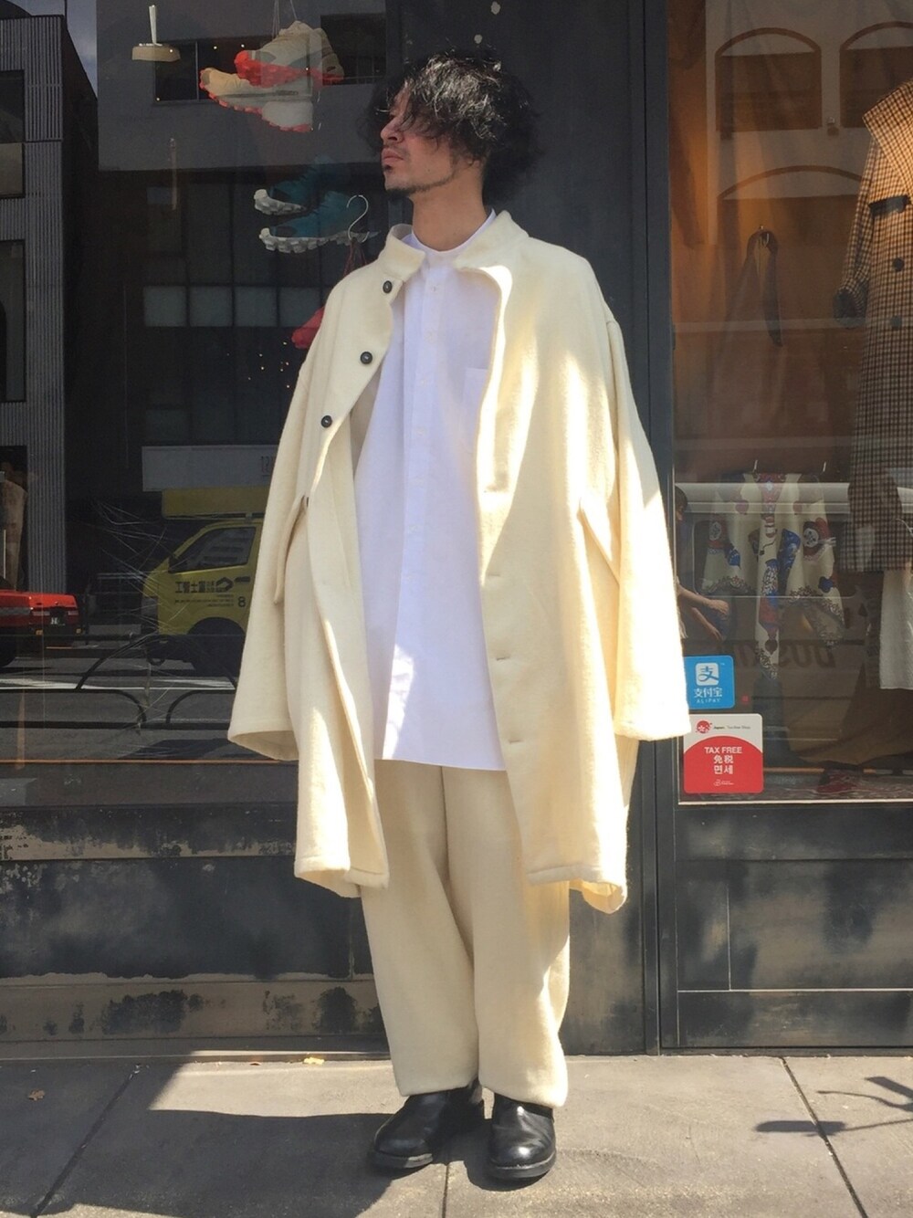 「セットアップ、ホワイト、秋のコーデ、johnbull、ロングシャツ、オーバーサイズ、ゆるコーデ、ジョンブル、Johnbull Private labo、ジョンブル　プライベート　ラボ(Johnbull Private labo)」｜「BERGFABELのアイテム（ジャケット/アウター、ホワイト系）」を使った、dasさん（メンズ・176cm）の秋コーディネートの1枚目の写真