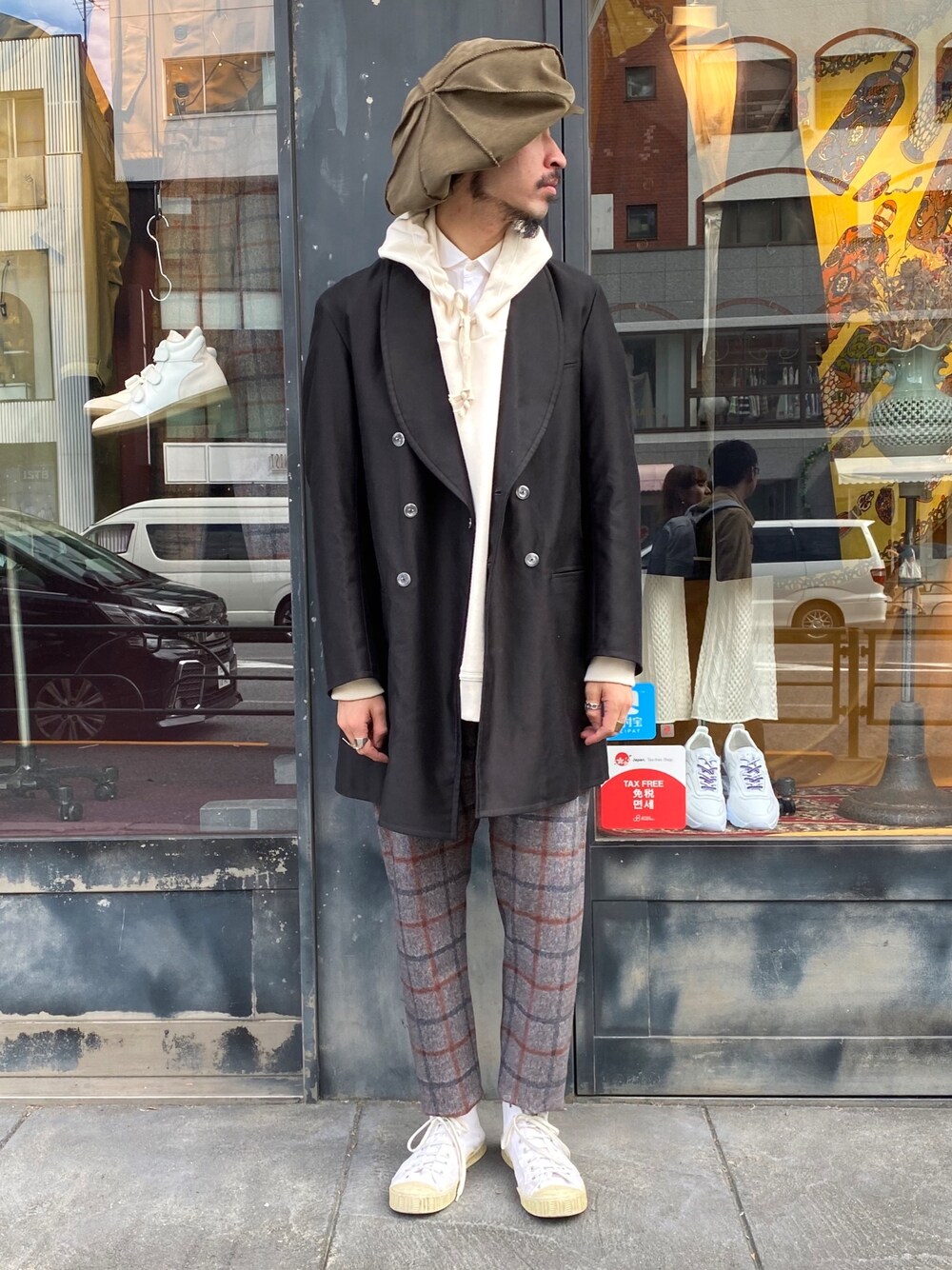 ホワイト系のシャツ/ブラウス、ホワイト系のパーカー、ブラック系のテーラードジャケットを着用したメンズの秋コーディネートの1枚目の写真